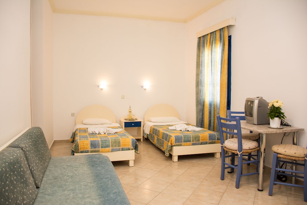 Basic Studio (3 Adults)