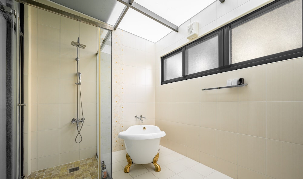 Superior Quadruple Room with Bathtub photo 3
