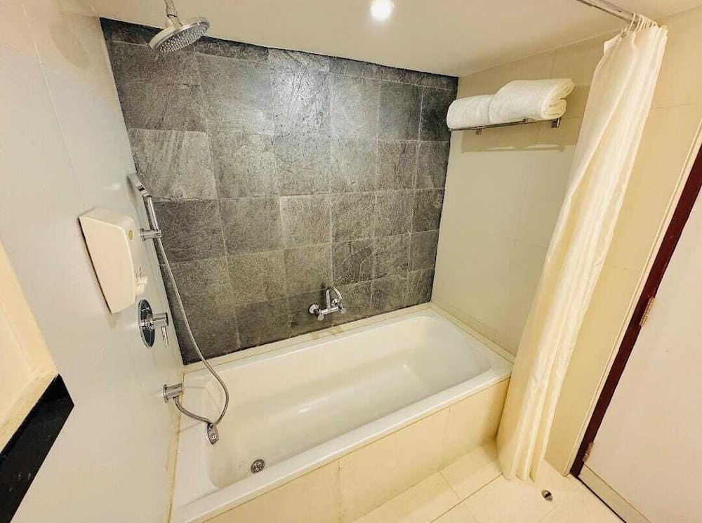 Executive Suite, 1 King Bed, Non Smoking photo 2