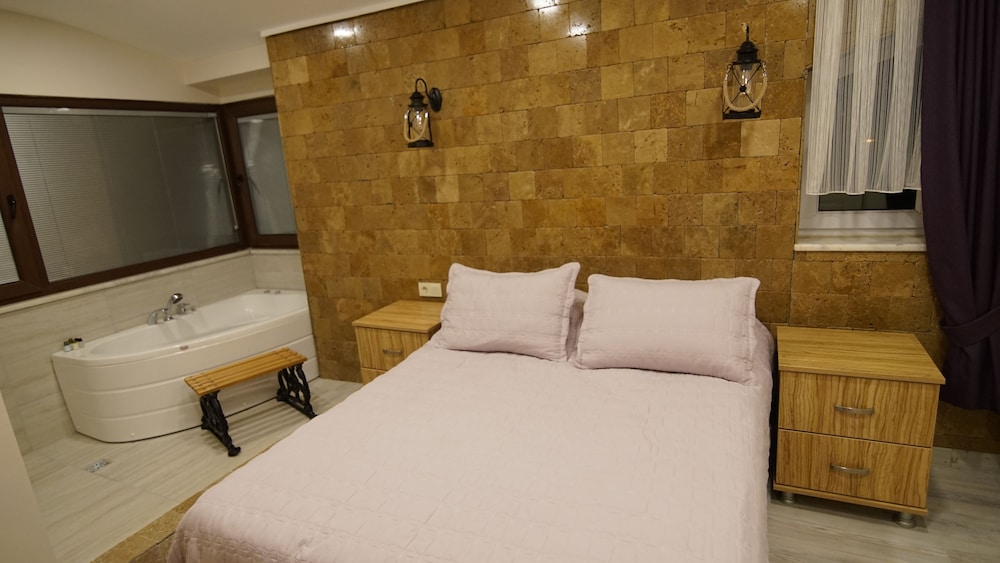 Deluxe Suite, Jetted Tub photo 3