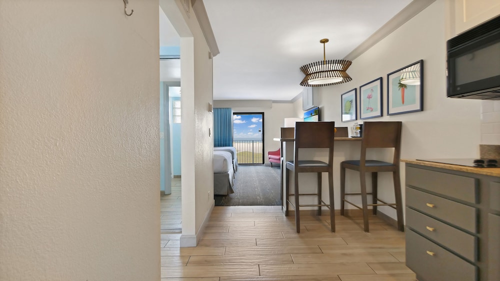 Premium Room, 2 Queen Beds, Kitchen, Beach View (Gulf Front) - Photo 5