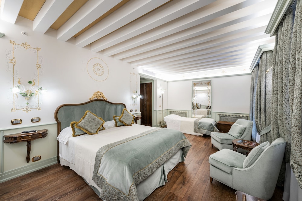 Junior Suite with partial city or courtyard view