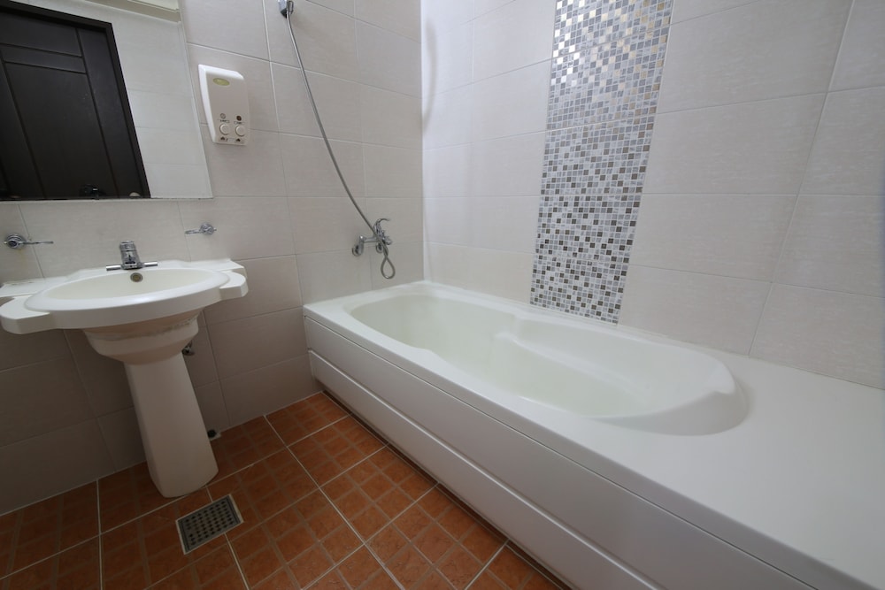 Family Room, Accessible, Ground Floor photo 3