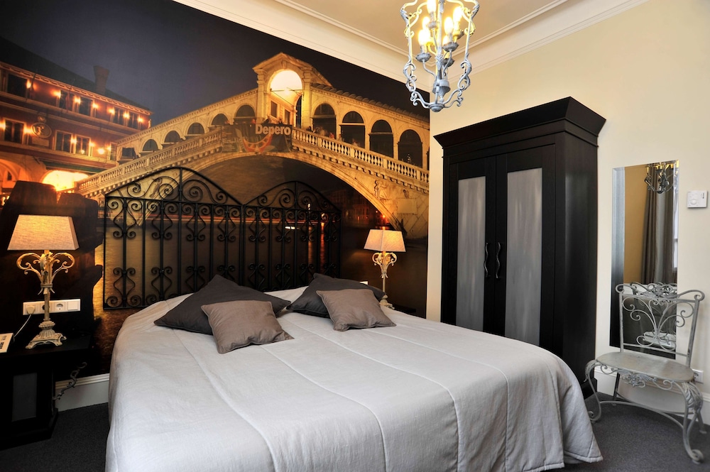 Superior Room, 2 Twin Beds, Bathtub - Photo 7