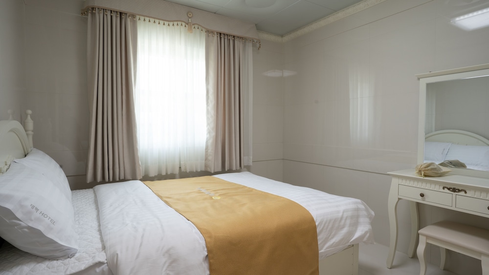 Standard Double or Twin Room - Photo 1
