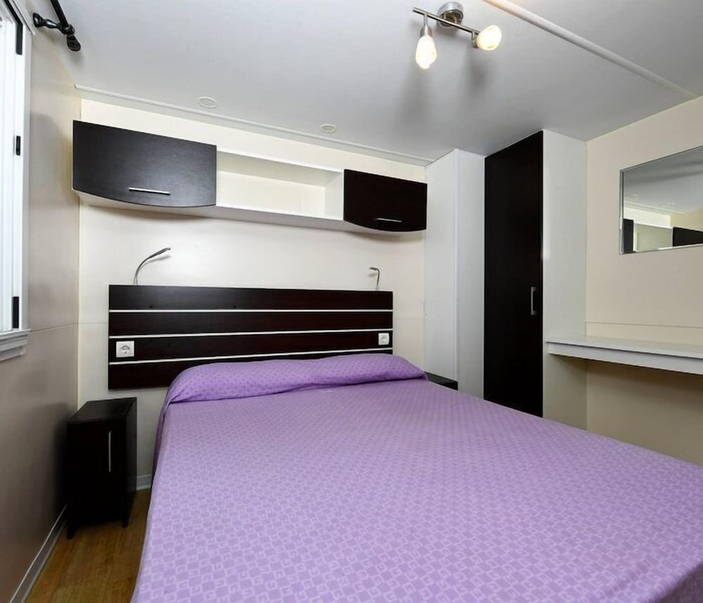 Classic Mobile Home, 2 Bedrooms photo 3