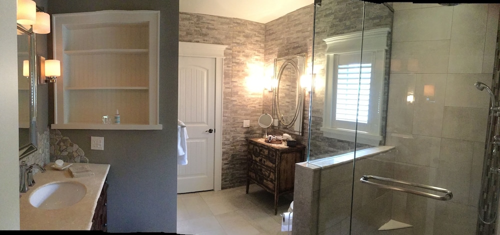 Romantic Room, 1 King Bed, Private Bathroom, Garden View (Deer Trail) photo 3