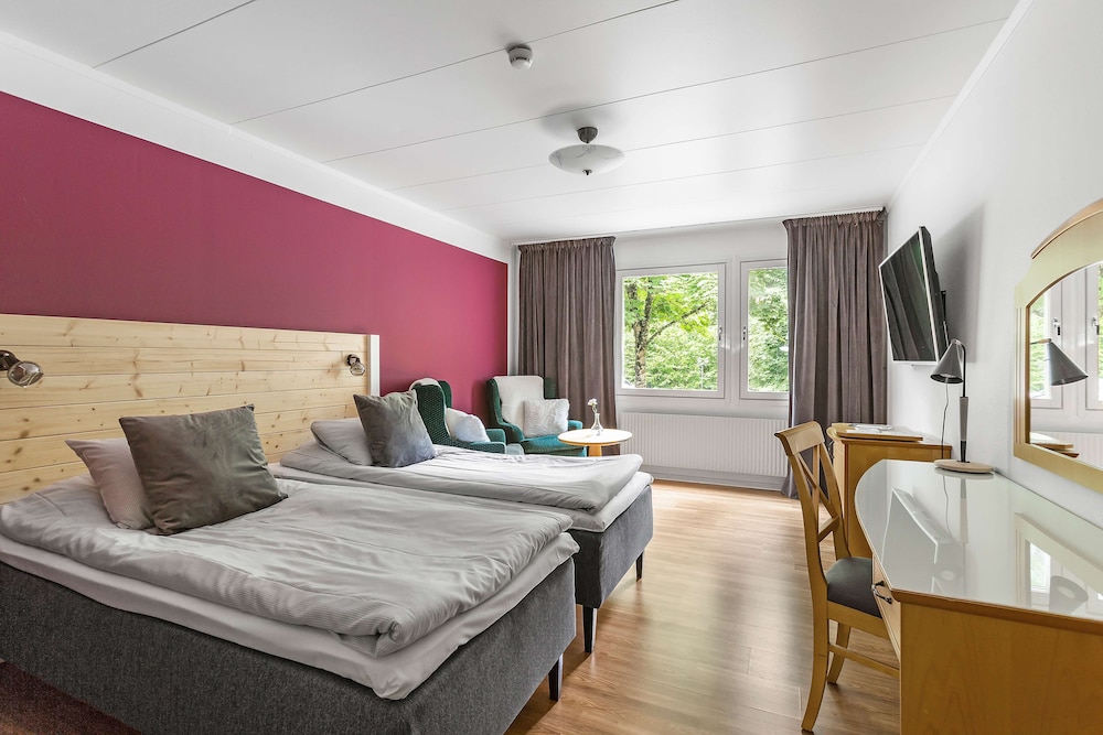 Standard Room, 1 King Bed, Non Smoking photo 3