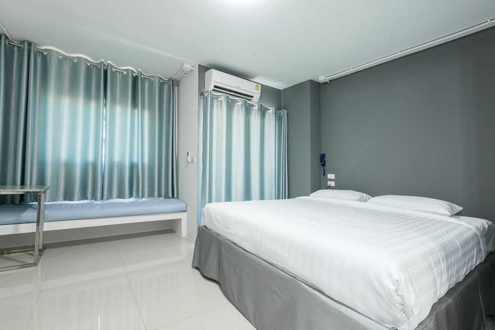 Deluxe Room, 1 King Bed, Balcony photo 2