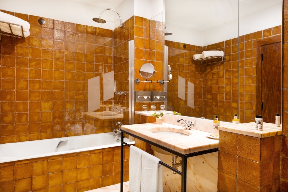 Suite - Photo 13