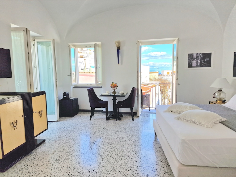 Deluxe Double Room, 1 King Bed, Terrace, City View photo 3