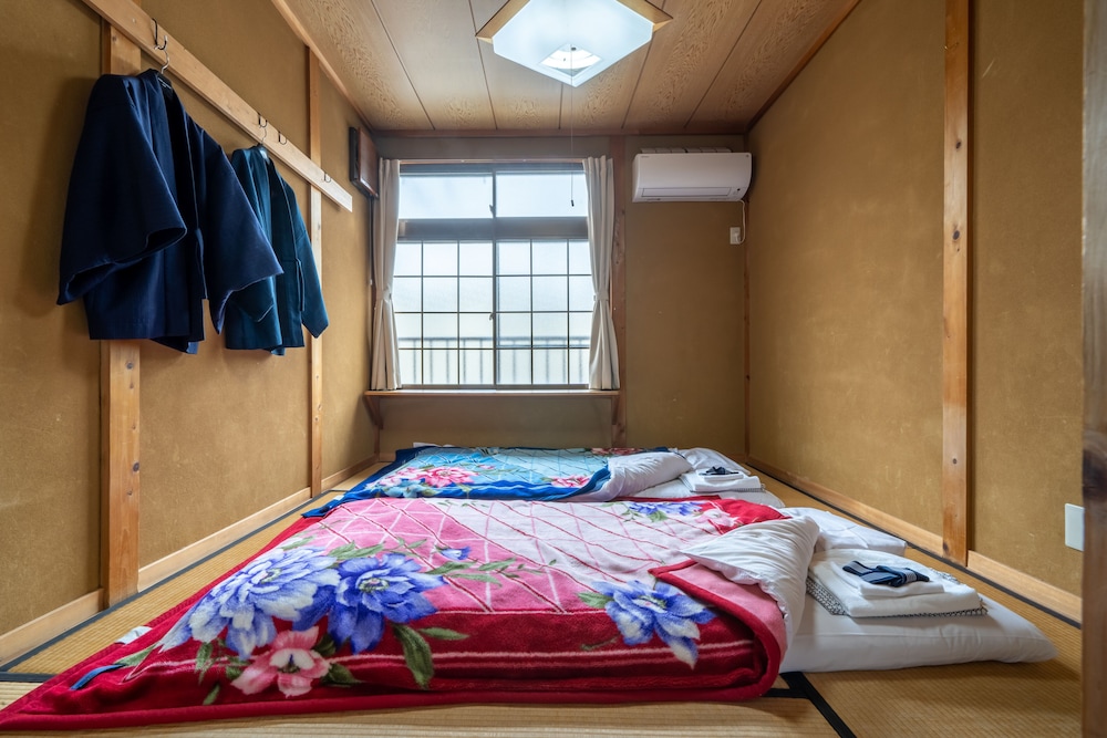 Compact Room with Shared Bathroom, Non Smoking photo 2
