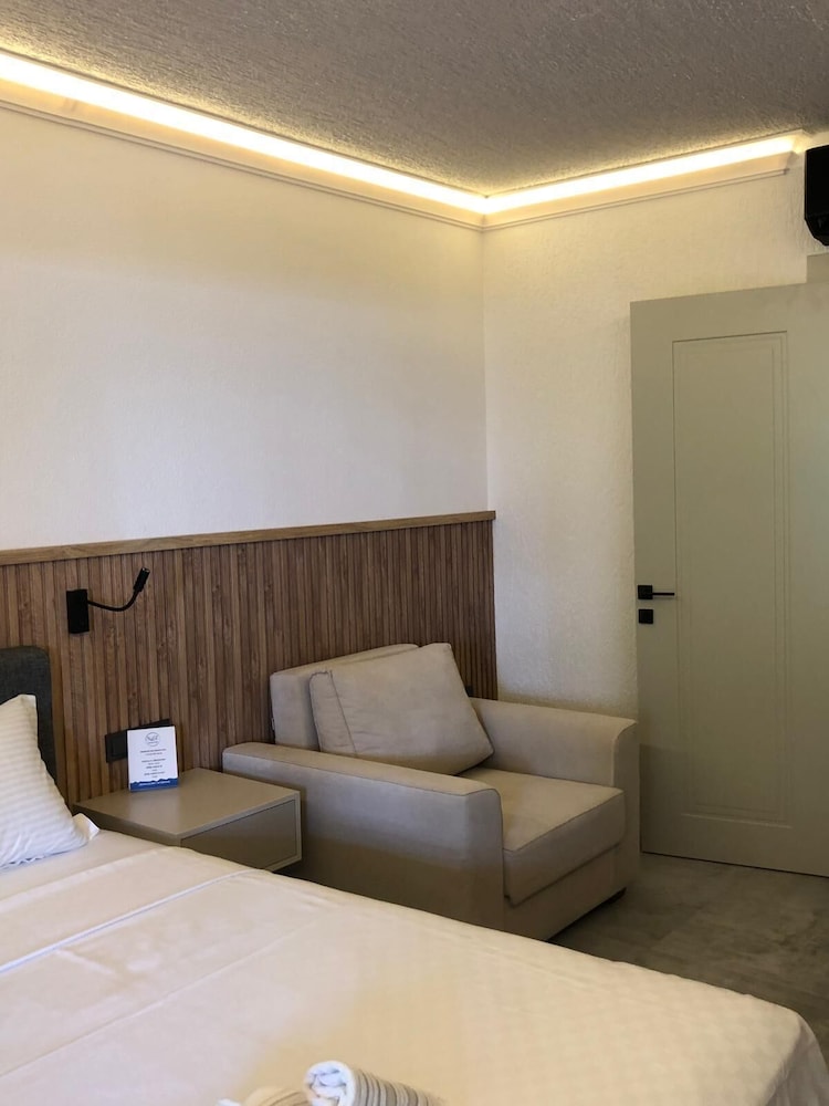 Deluxe Room - Photo 9
