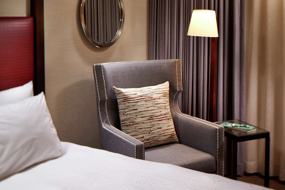 Room, 1 King Bed, Accessible, Bathtub (Hearing) - Photo 4