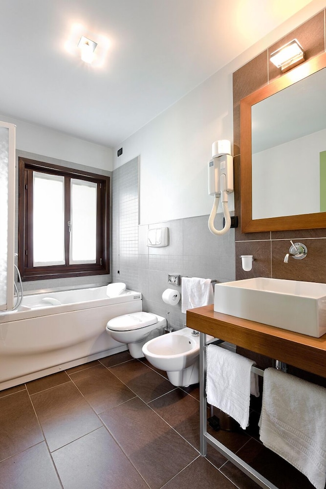 Double or Twin Room, Non Smoking photo 3