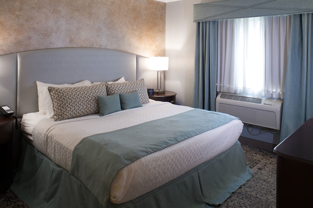Suite, 1 King Bed, Non Smoking (With Sofabed) - Photo 2
