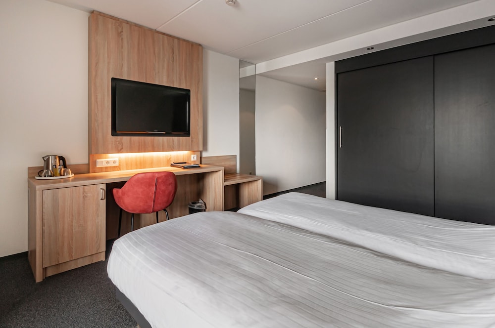 Standard Room, 1 King Bed, Hot Tub, Marina View photo 3