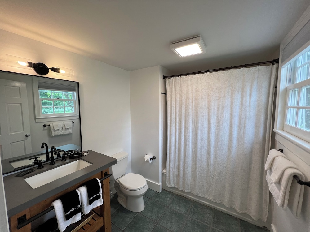 Deluxe Double Room, Ensuite, Courtyard View (Caledonia) photo 2