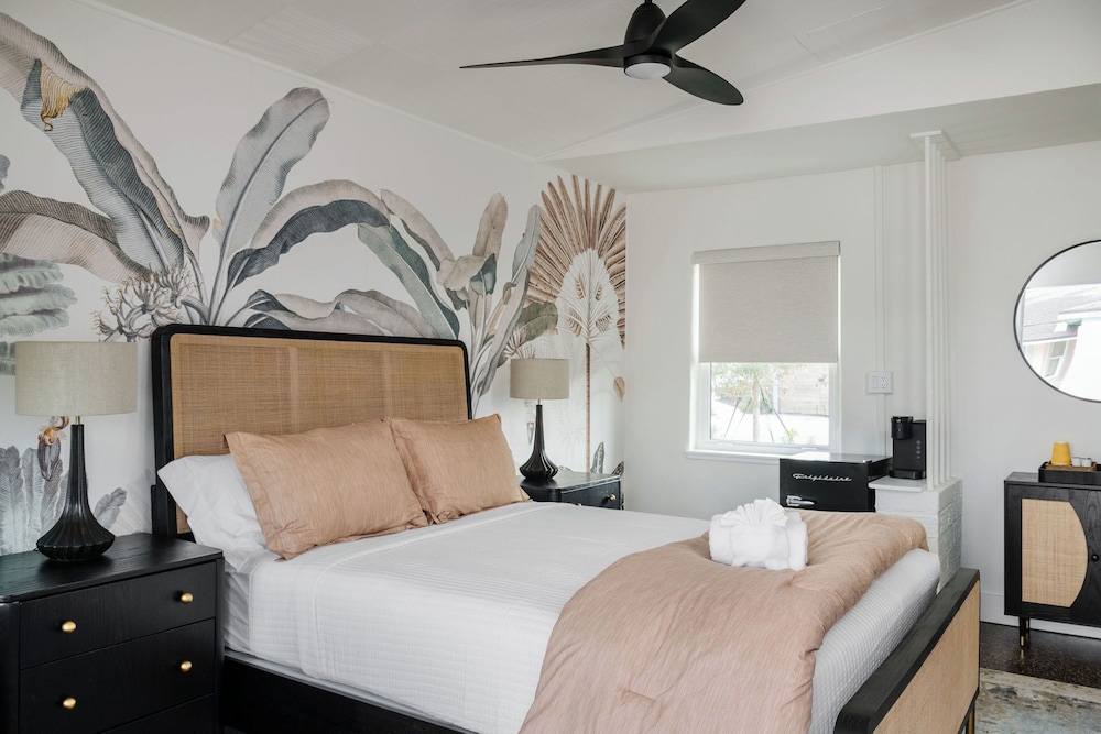Superior Studio, 1 Queen Bed, Courtyard View, Ground Floor