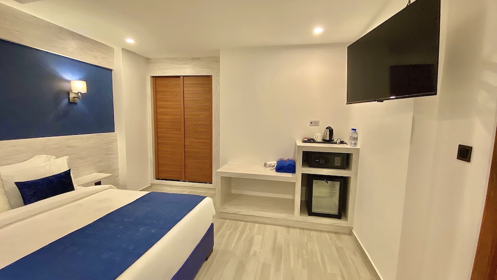 Standard Deluxe Room (Excludes Window Access) - Photo 4