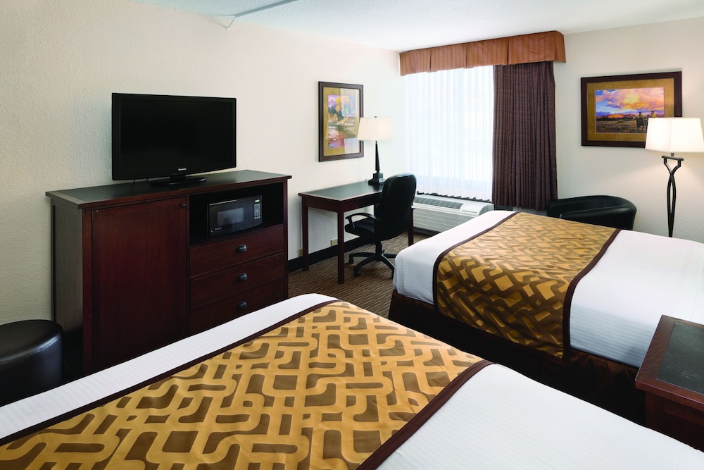 Standard Room, 2 Queen Beds (Classic Double-Queen) - Photo 1