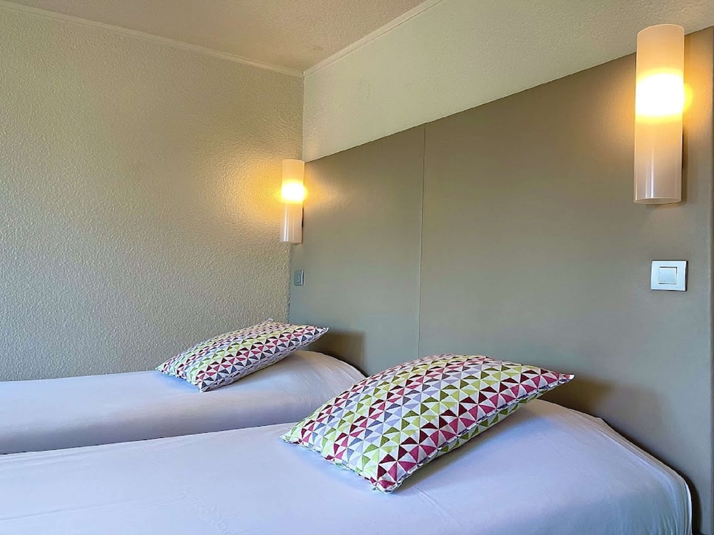 Standard Room, 2 Twin Beds - Photo 9