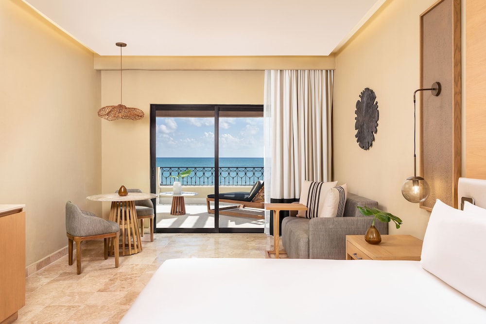 Club Level Junior Suite Ocean Front King