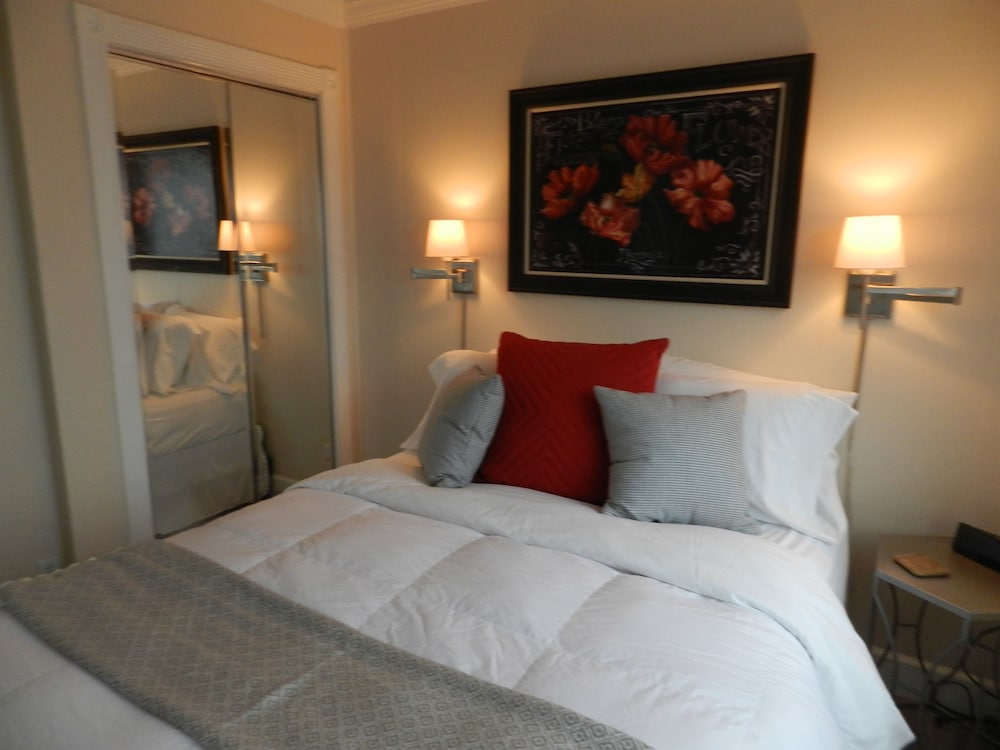 Private Apartment, 1 Bedroom, Full Kitchen, Partial Sea View, Unit 7, Arctic Fox Vacation Rentals
