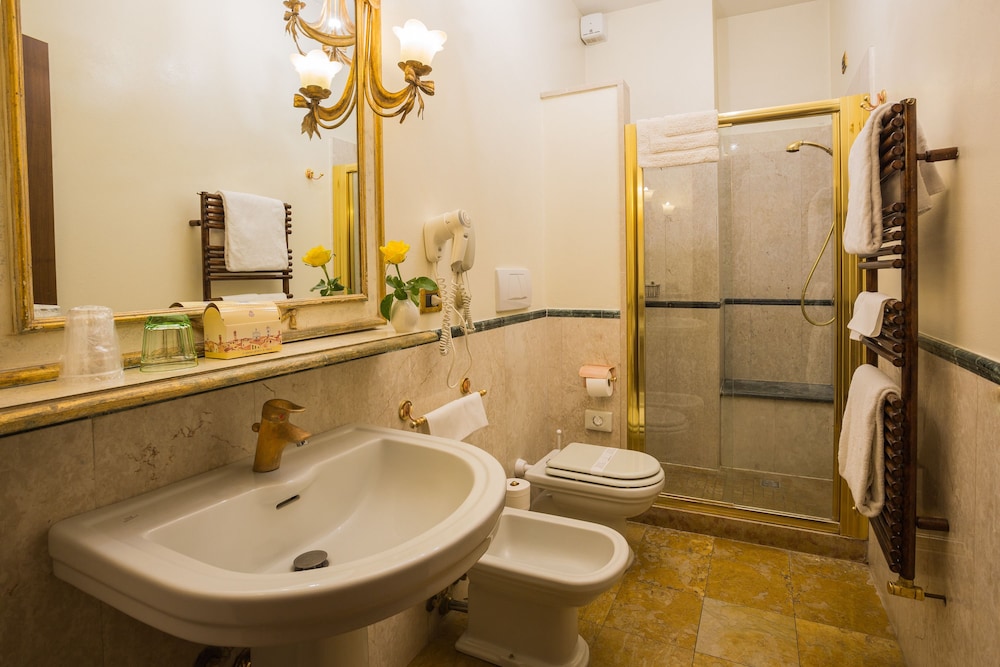 Standard Double Room - Photo 21