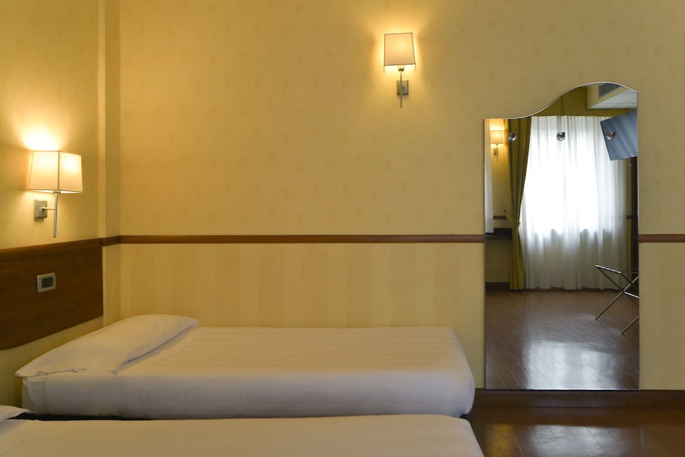 Classic Room, Multiple Beds - Photo 3