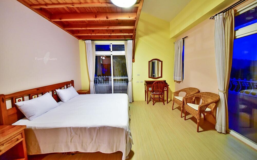 Family Studio, 2 Bedrooms, Non Smoking, Mountain View (302) photo 3