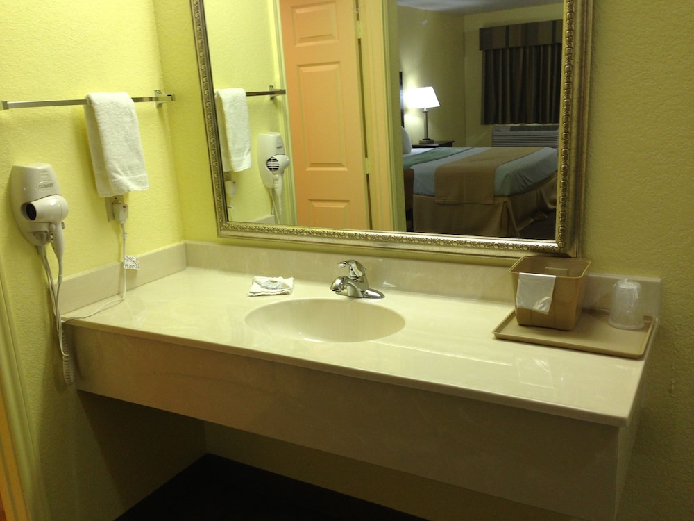 Standard Room, 1 King Bed, Non Smoking photo 3