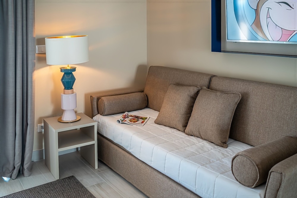 Superior Triple Room, Partial Sea View - Photo 3