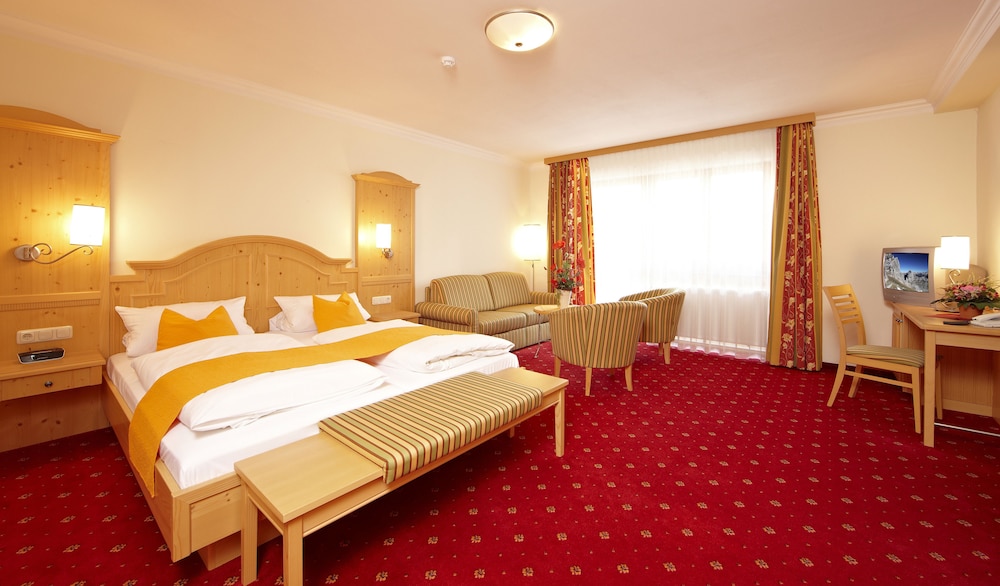 Junior Suite, 1 Queen Bed, Balcony, Mountain View photo 2