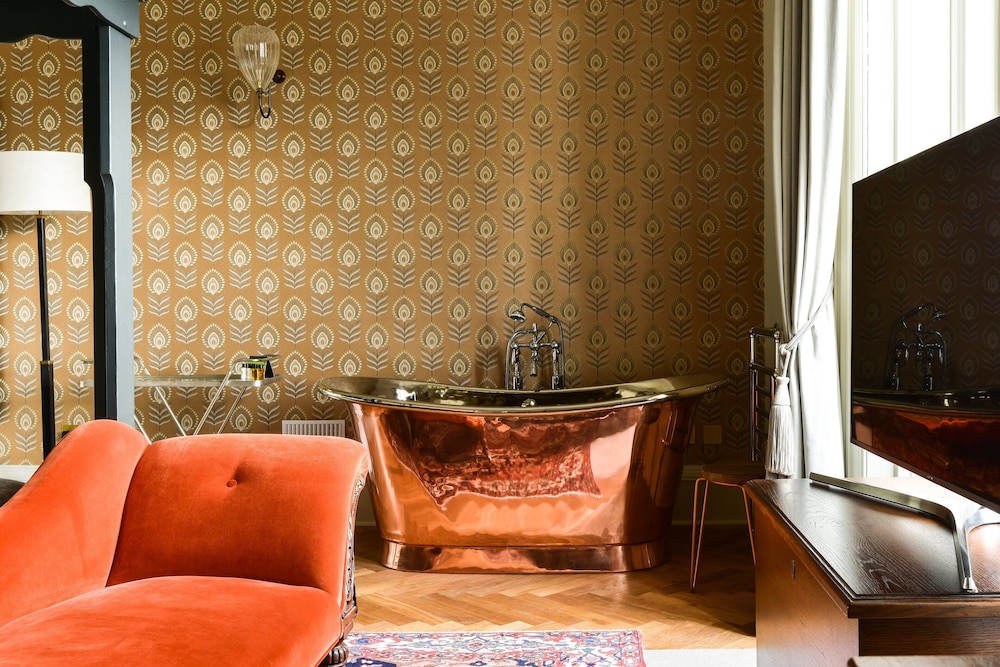 Roseate Junior Suite (located at 4 West Coates)