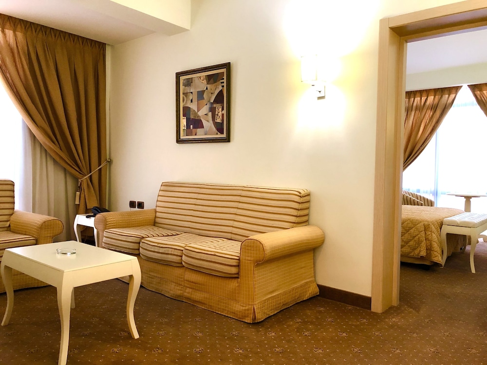 Deluxe Suite photo 2