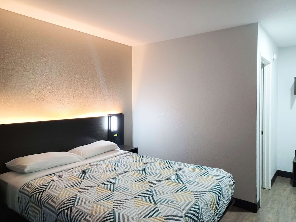Deluxe Suite, 1 Queen Bed, Non Smoking, Refrigerator & Microwave photo 3