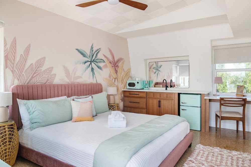 Luxury Studio Suite, 1 King Bed, Kitchenette, Courtyard View
