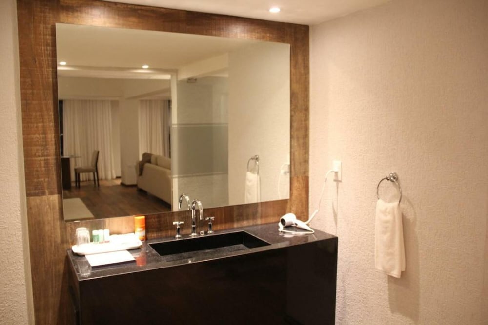 Deluxe Room - Photo 12