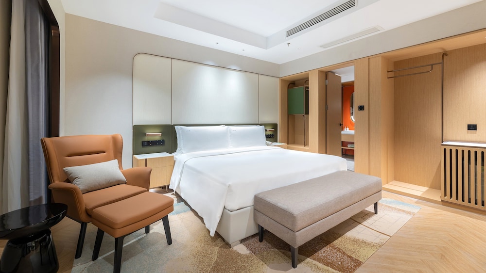 Suite, 1 King Bed - Photo 3