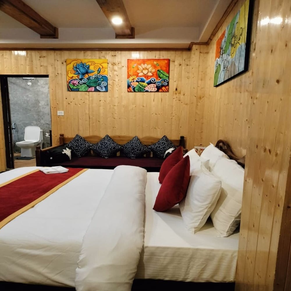Deluxe Room with Mountain & Forest View - Photo 16