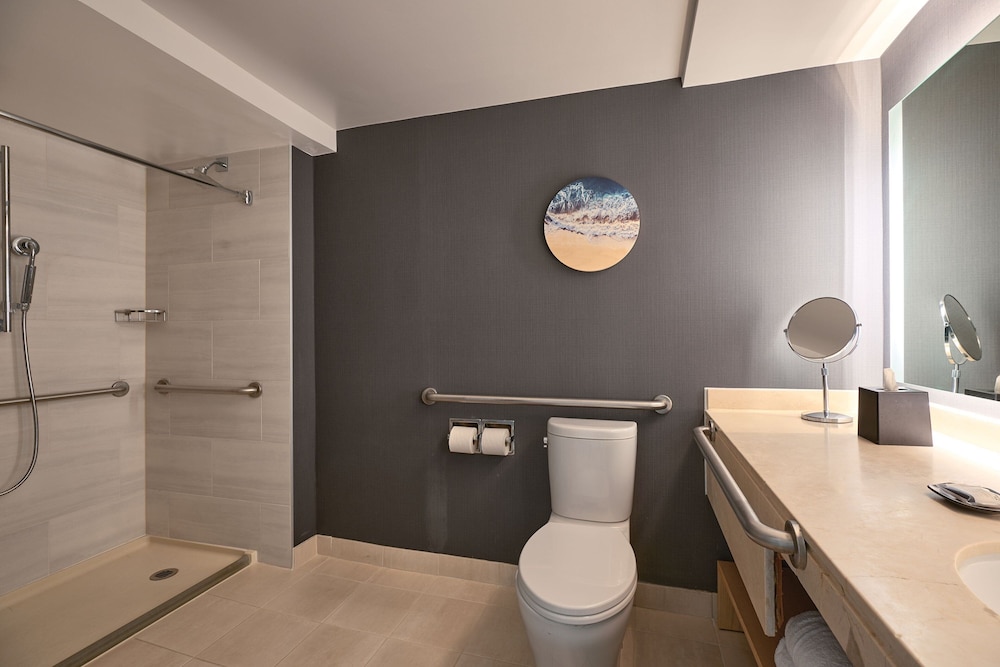 Deluxe Room, 2 Queen Beds (Mobility Accessible, Roll-In Shower) thumbnail 5