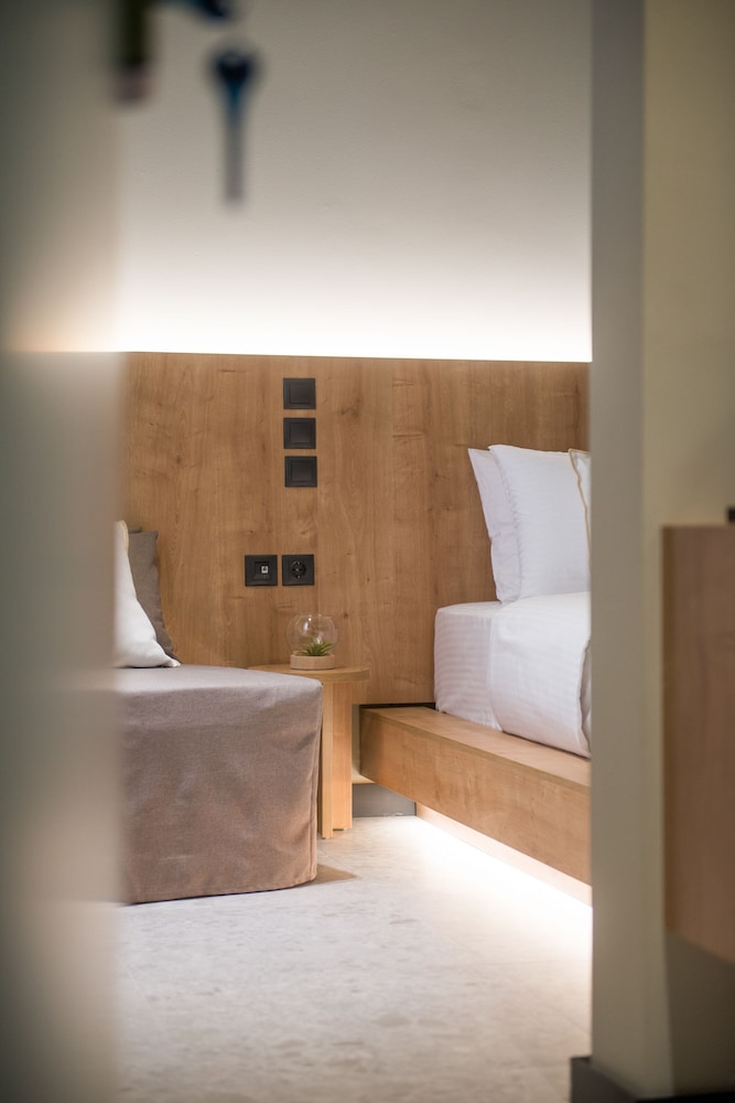 Economy Double Room, 1 Queen Bed, Non Smoking (Skylight) photo 2