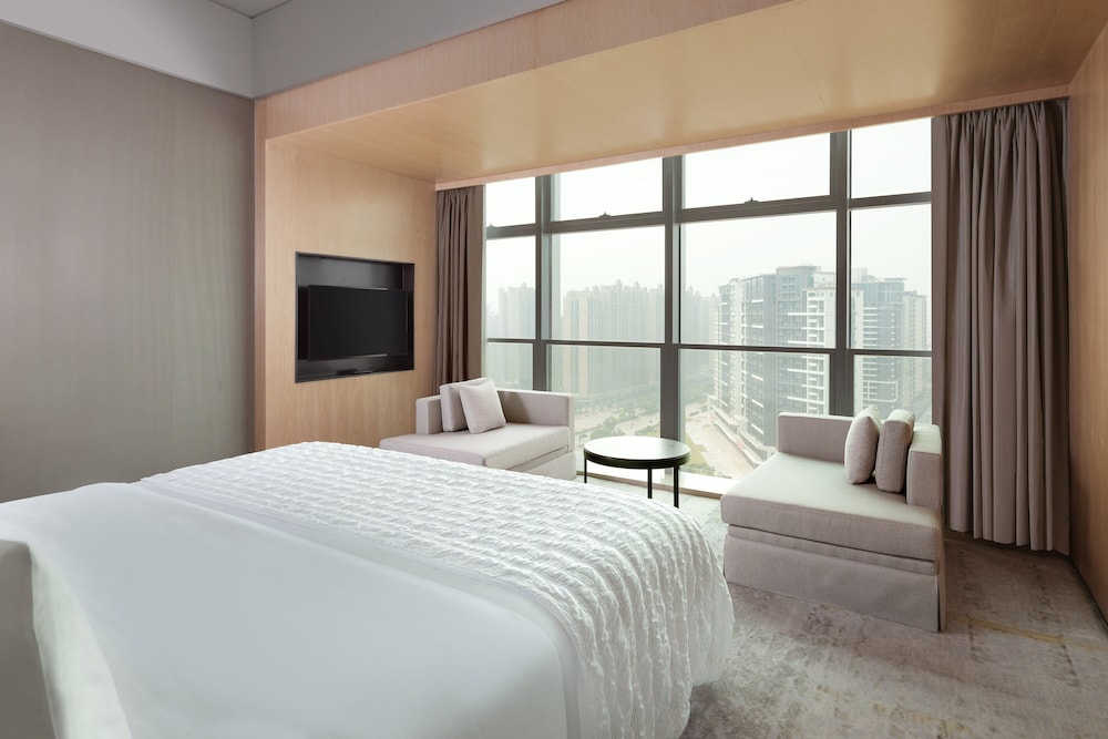 Executive Suite, 1 King Bed, City View