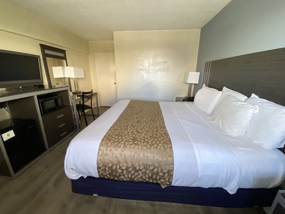 Basic Room, 1 King Bed, Smoking - Photo 2