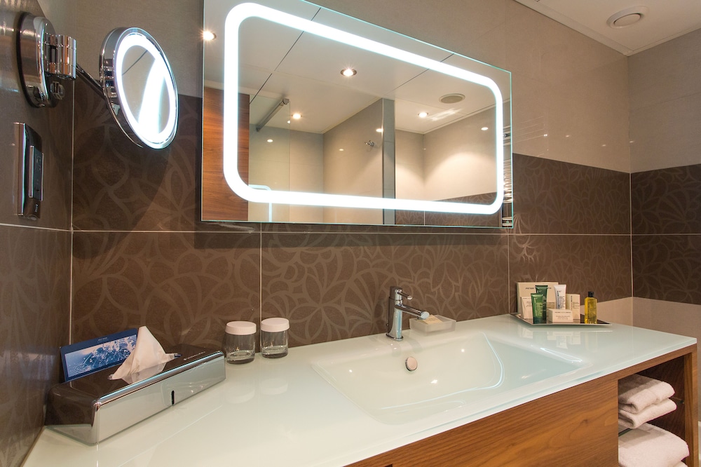 Suite, 1 Bedroom (1 King Bed with Sofa bed) thumbnail 5