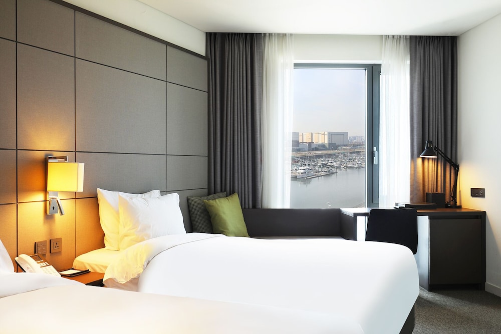 Premier Twin (Complimentary Pool Access for 2) - Photo 3