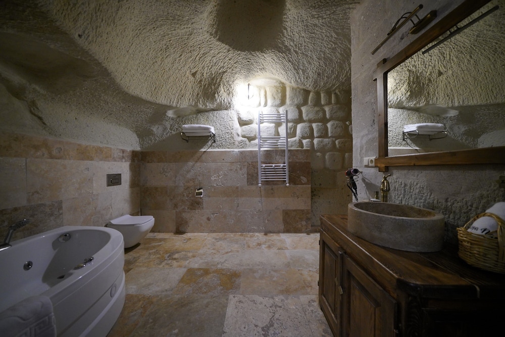Nimet Deluxe Jacuzzi Cave Suite photo 3