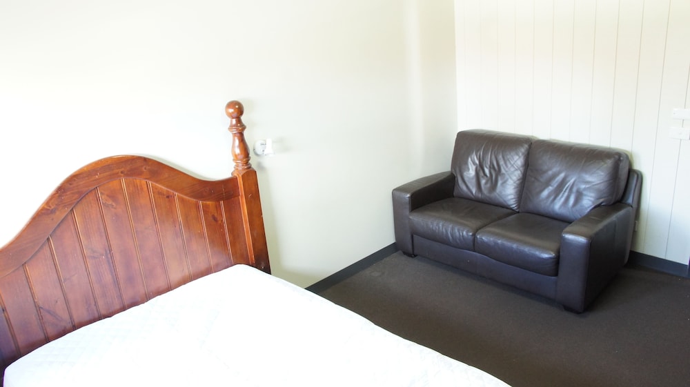 Standard Room, Shared Bathroom (Double + 2 Singles - Rm 9) photo 3