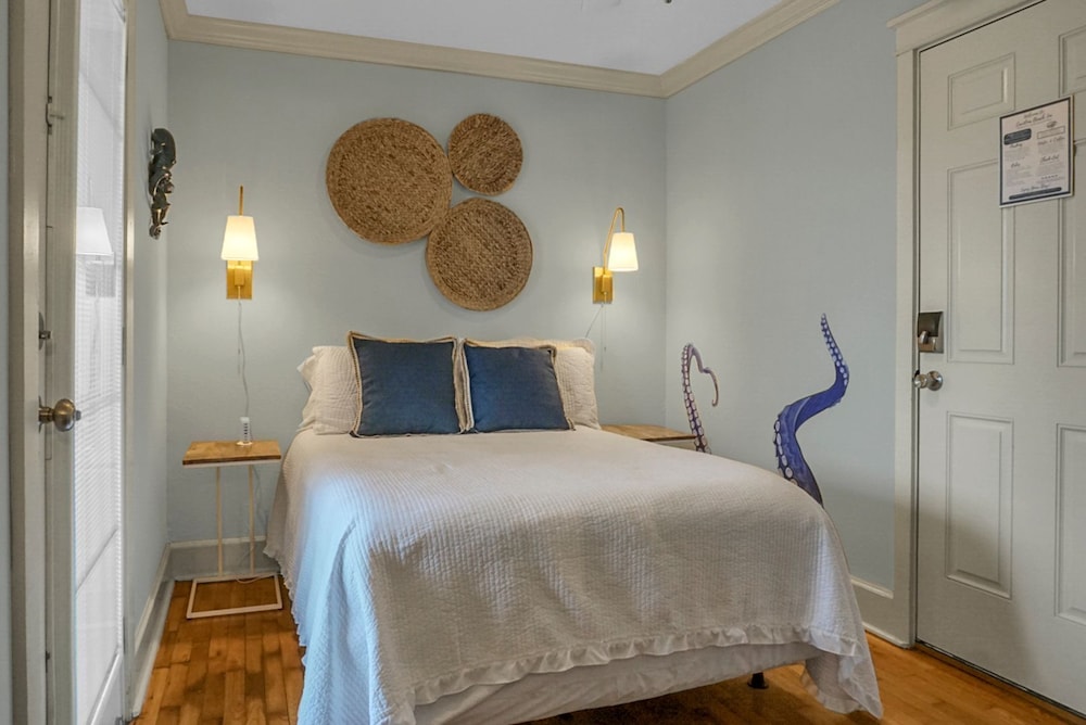 Junior Room, 1 Queen Bed, Non Smoking, Balcony photo 2